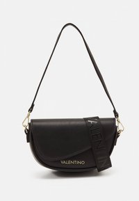 Crna kožna torba za rame okruglog oblika, s pozlaćenim metalnim detaljima i širokim remenom s logom "VALENTINO". Teksturiran završetak s preklopnim zatvaračem.