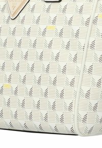 Borsa bianca con un motivo geometrico di forme a spina di pesce sovrapposte in grigio e giallo, con una finitura testurizzata e dettagli di marca.