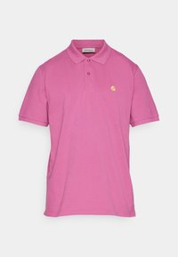 Polo shirt rose à manches courtes pour homme avec deux boutons et un petit logo jaune sur la poitrine gauche, sur fond blanc.