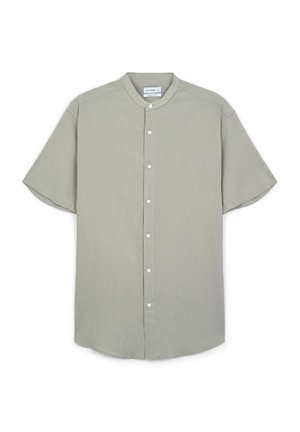 Hellgraues Kurzarmhemd mit Stehkragen und weißen Knöpfen vorne, flach auf einem weißen Hintergrund präsentiert.