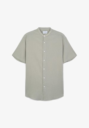 Hellgraues Kurzarmhemd mit Stehkragen und weißen Knöpfen vorne, flach auf einem weißen Hintergrund präsentiert.