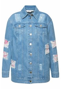 Giacca in denim blu chiaro con chiusura a bottoni, due tasche sul petto e toppe consumate. Presenta orli sfilacciati e una vestibilità rilassata.