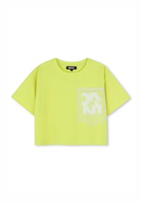 Camiseta corta de manga corta y corte croptop en algodón amarillo brillante con un bolsillo transparente que detalla el logo de DKNY. Textura suave, ajuste relajado.