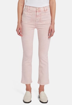 Lichtroze denim jeans met een aansluitende taille, voorzakken en een lichte flaring aan de onderkant. Materiaal heeft een zachte textuur en minimalen vervaging.