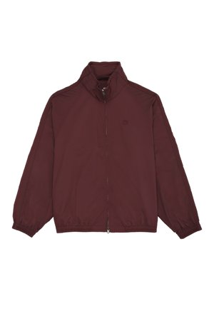 Leichte Herrenjacke in Bordeaux mit durchgehendem Frontreißverschluss, hohem Kragen, elastischen Bündchen und elastischem Bund, flach auf weißem Hintergrund dargestellt.