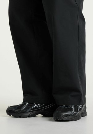 New Balance, WOVEN CARGO PANT - Cargobukser - black