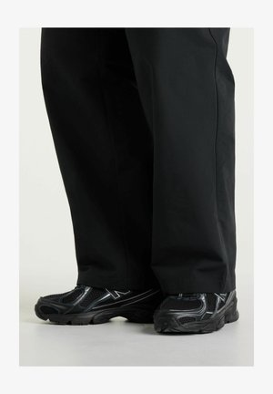 New Balance, WOVEN CARGO PANT - Cargobukser - black