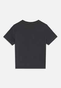 T-shirt nera a maniche corte realizzata in cotone morbido. Presenta un collo a giro e un retro semplice senza motivi o dettagli aggiuntivi.