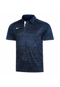 Marineblauwe polo met een textuurpatroon van dunne zwarte lijnen, knoop-om-kragen en een logo op de linkerborst. Lichtgewicht, ademend materiaal.