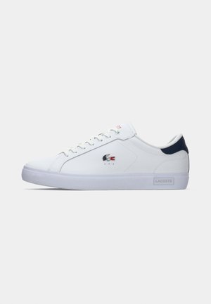 Adidași albi cu o parte superioară din piele netedă și un accent bleumarin pe toc, prevăzuți cu un sistem de închidere cu șireturi și un logo brodat pe lateral.