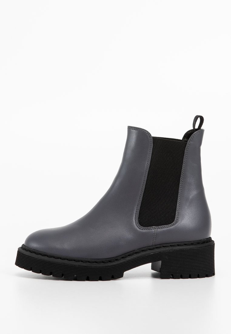 Szare skórzane botki za kostkę z elastycznymi panelami bocznymi, okrągłym noskiem i grubą czarną gumową podeszwą. Posiadają pętelkę z tyłu.