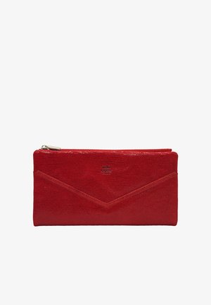 Portefeuille zippé en cuir rouge texturé avec un logo embossé subtil et une couture en forme de chevron sur le devant.