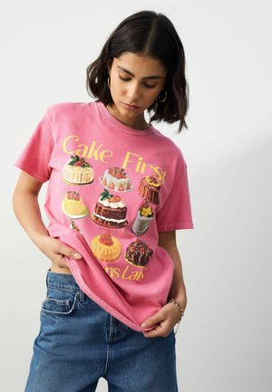 Next WASHED CAKE SWEET TREATS FOOD GRAPHIC SHORT SLEEVE CREW NECK  - Apdrukāts T-krekls - raspberry pink