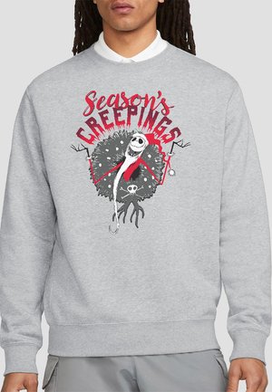 Grauer Sweatshirt mit rotem Schriftzug "Season's Creepings" und einer schwarz-weißen Grafik einer Figur sowie dekorativen Akzenten.