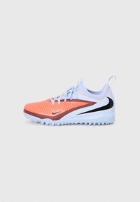Nike sporty sko med en teksturert overdel i oransje og lyseblå, med sorte accenter. Lav profil design og godt grep såle for spilling på kunstgress.