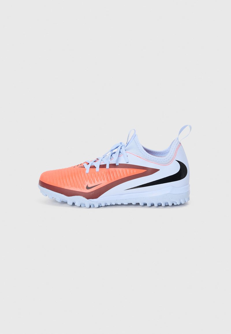 Nike sporty sko med en teksturert overdel i oransje og lyseblå, med sorte accenter. Lav profil design og godt grep såle for spilling på kunstgress.