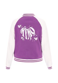 Paars-witte varsityjas met geribbelde manchetten en halslijn. Voorzien van een bloemen- en vlindergrafiek in het wit op de achterkant.