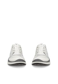 Par belih in sivih atletskih superg z vezalkami, videnih od spredaj na belem ozadju.