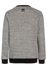 Šedý svetr s texturovaným povrchem, černými žebrovanými manžetami a lemem, a malým logem na zadním výstřihu. Dlouhé rukávy, design s kulatým výstřihem.