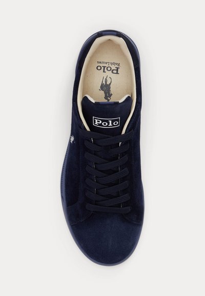 Σκούρο μπλε σουέντ αθλητικό παπούτσι Polo Ralph Lauren με μαύρα κορδόνια και λογότυπο στη γλώσσα και μπεζ εσωτερικό με γραφικό παίκτη πόλο.