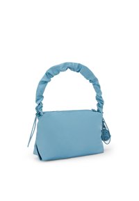 Ljusblå handväska gjord av ett mjukt material. Har ett rynkat handtag, rektangulär form, dragkedjestängning och en liten bifogad accessoar.