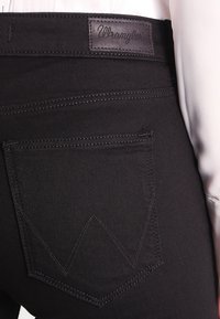 Wrangler Vaqueros pitillo - black denim