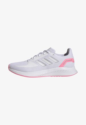 Chaussure de sport blanche avec tige en mesh, accents roses, trois bandes réfléchissantes, semelle rembourrée et surface texturée pour la traction.