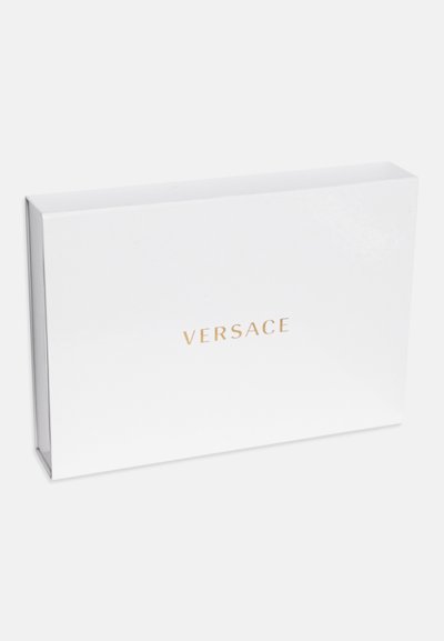 Caja de regalo rectangular blanca con un acabado brillante, que presenta la inscripción en oro "VERSACE" en la parte frontal. Diseño simple y elegante.