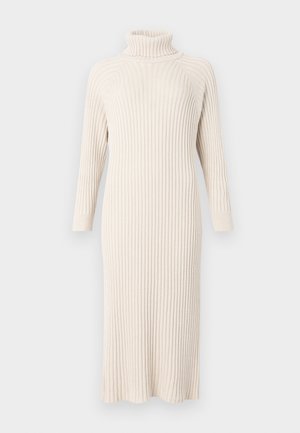 Robe tricotée écrue avec un col roulé haut et des manches longues. Présente une texture côtelée et une longueur mi-mollet, design simple et sans couture.