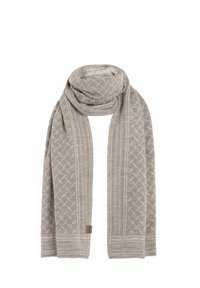 Lichtgrijze sjaal van zacht materiaal, met een geometrisch patroon en lichte horizontale strepen, met een klein label aan één uiteinde.