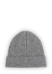 Szara dzianinowa czapka beanie o prążkowanej teksturze z podwiniętym mankietem. Wykonana z wełny lub podobnego materiału, z pionowymi paskami na całej powierzchni.