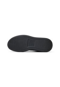 Suela de zapato de goma negra con surcos horizontales para mayor tracción, que presenta un logo centrado. La forma plana y la textura suave caracterizan el diseño.