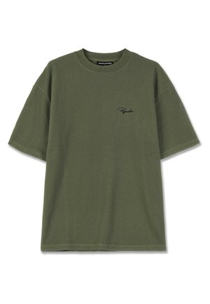 Olivno zelena rebrasta majica s kratkimi rokavi, okroglo dekolte in majhna črna logo vezenina na levi strani prsnega koša. Mehka tekstura blaga.