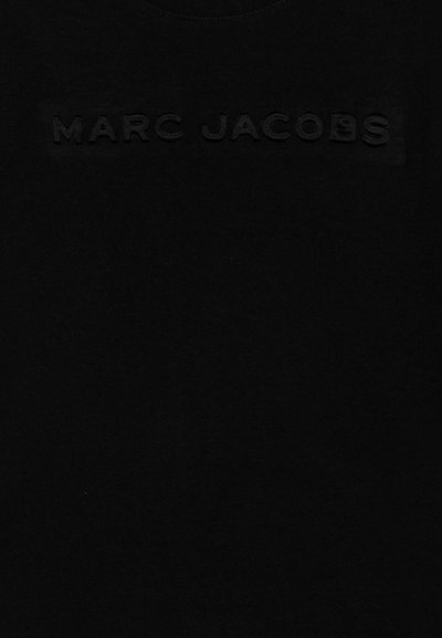 T-shirt in cotone nero con logo embossato "MARC JACOBS" sul fronte. Collo rotondo, texture morbida, senza motivi o accenti visibili.