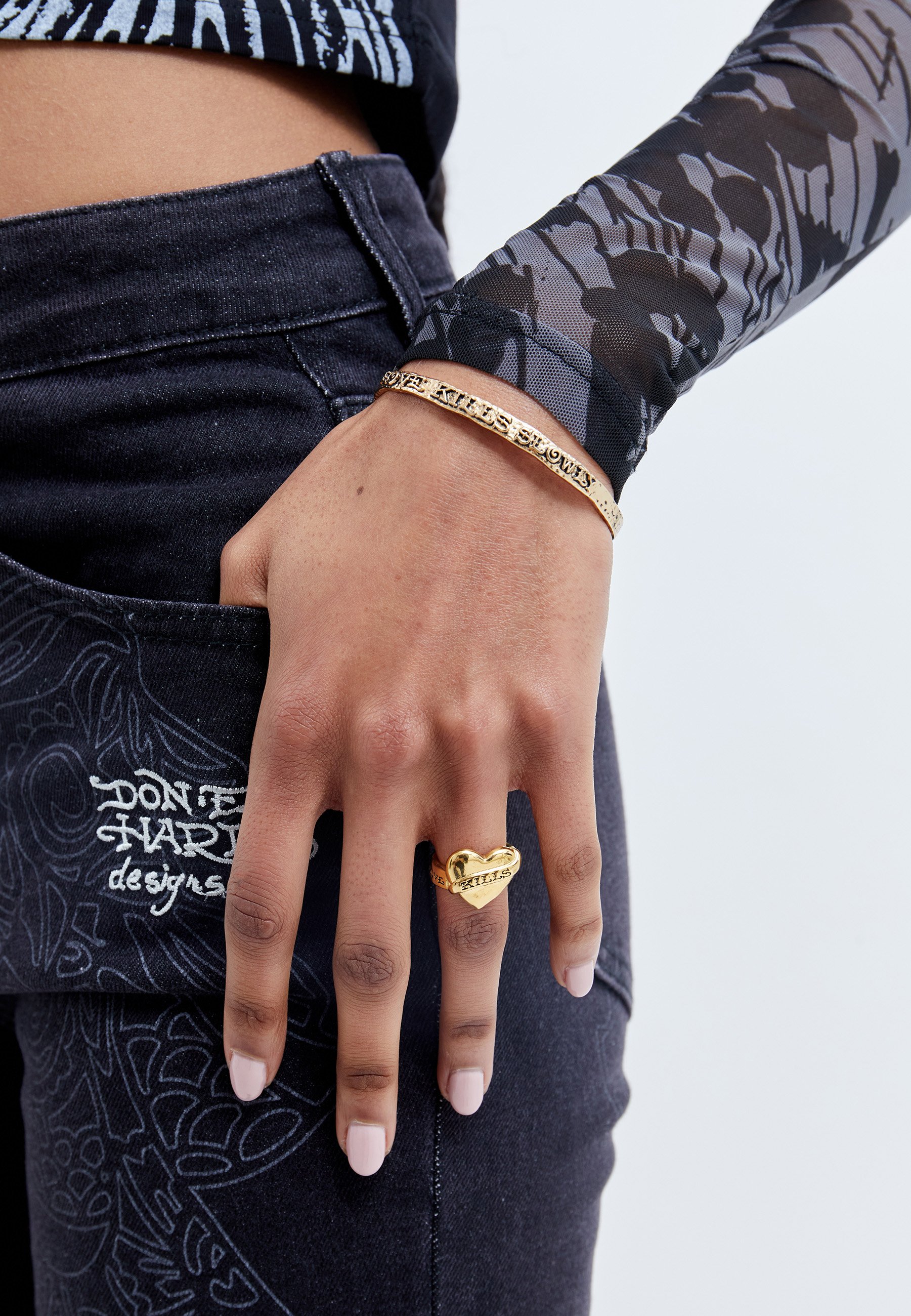Ed Hardy LOVE KILLS SLOWLY MINI HEART SIGNET リング Ed Hardy Love Kills Slowly Heart Signet Ring - Silver – Ed