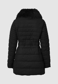 Giacca a piumino nera con colletto in ecopelliccia, trama trapuntata, vita con cintura e maniche lunghe, vista da dietro.