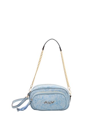 Borsa a tracolla azzurro chiaro con tracolla in catena dorata, scomparti con zip e un motivo testurizzato che ricorda i timbri di viaggio. Presenta un piccolo dettaglio con frangia.