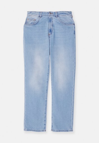 Jeans de mezclilla azul claro con corte recto, que cuentan con cinco bolsillos, cierre de botón y cremallera, y un desvanecimiento mínimo.