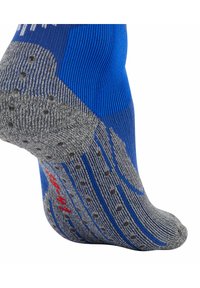 Calzino blu e grigio con texture, dotato di punti di presa sulla suola, parte superiore a coste e un accento di lettera rossa, progettato per offrire aderenza e comfort.