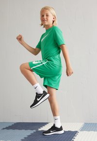 Nike Performance MULTI SHORT UNISEX - Pantalón corto de deporte - stadium green/white
