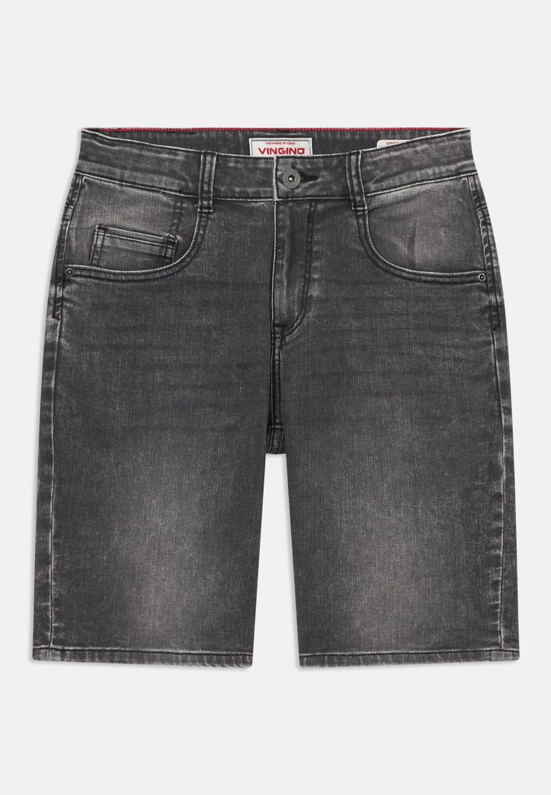 Shorts en denim gris foncé avec ourlet effiloché, cinq poches et fermeture à bouton. Tissu texturé avec un léger dégradé et des détails de couture.