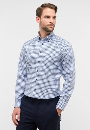 Weiße und blaue karierthem Hemd, mit Knöpfen, langen Ärmeln, Kragen und dunkelblauen Knöpfen, getragen mit dunklen Hosen.