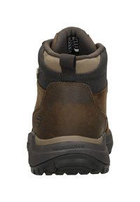 Botas de senderismo marrones con un upper de cuero texturizado, collar acolchado y suela de goma oscura. Presentan un logo en el lateral y una pestaña de tira en la parte trasera.