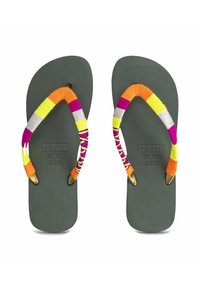 Szare klapki z gumy z kolorowymi paskami z tkaniny w odcieniach różowym, pomarańczowym, żółtym i srebrnym, z metalowymi akcentami na palcach.