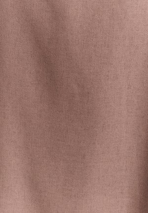 Texturierter Stoff in einem sanften Blush-Pink, mit feiner Webart und leichtem Glanz, der eine glatte Oberfläche ohne sichtbare Muster präsentiert.