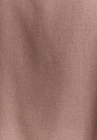 Tekstilė švelnia, blankiai rožine spalva, lygiu, šiek tiek tekstūruotu paviršiumi, pasižyminti vienodu audimo raštu visame paviršiuje.