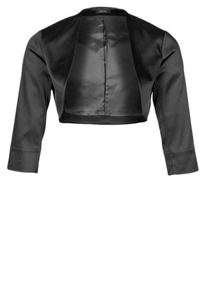 Veste boléro courte en satin noir avec manches trois-quarts et ouverture devant, doublure intérieure lisse et étiquette de marque à l’intérieur de l’encolure.