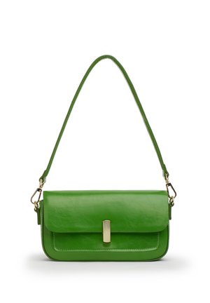 Borsa a tracolla in pelle verde con patta rettangolare, chiusura dorata e tracolla staccabile, mostrata su sfondo bianco.