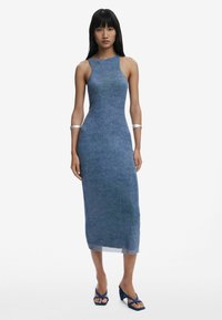 Denim midi-mekko, jossa on vartalonmyötäinen siluetti, hihaton malli, hienovarainen sininen sävy ja sileä rakenne, yhdistettynä sinisiin nauhalappasiin.