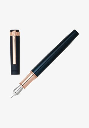 Pióro wieczne o smukłej, ciemnoniebieskiej obudowie, różowo-złotych akcentach i wypolerowanej srebrnej stalówce. Korek zdobiony wygrawerowanymi detalami.